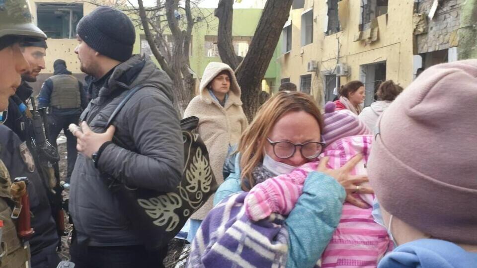 Унаслідок удару по пологовому будинку постраждало 17 людей, ще троє загинули (зокрема маленька дитина), але російська пропаганда стверджує, що породіль та персонал звідти вигнали