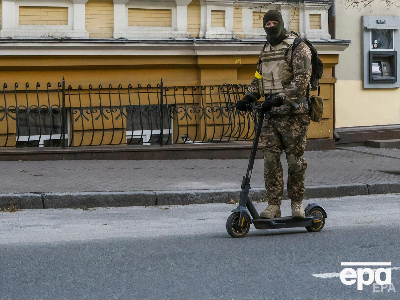 Боец территориальной обороны на одной из улиц Киева, 10 марта