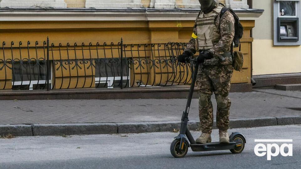 Боец территориальной обороны на одной из улиц Киева, 10 марта