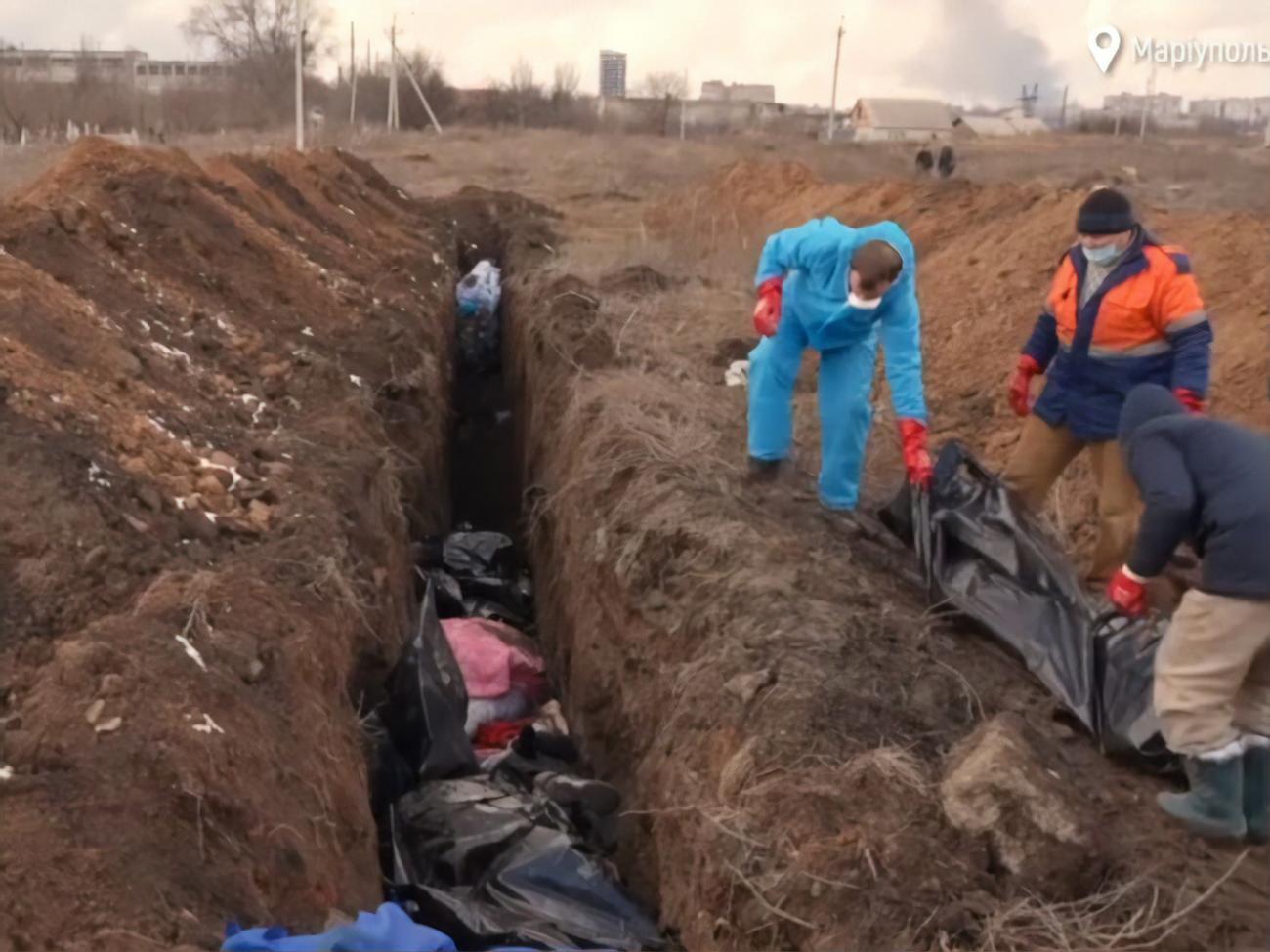 В братской могиле в Мариуполе было захоронено более 70 тел