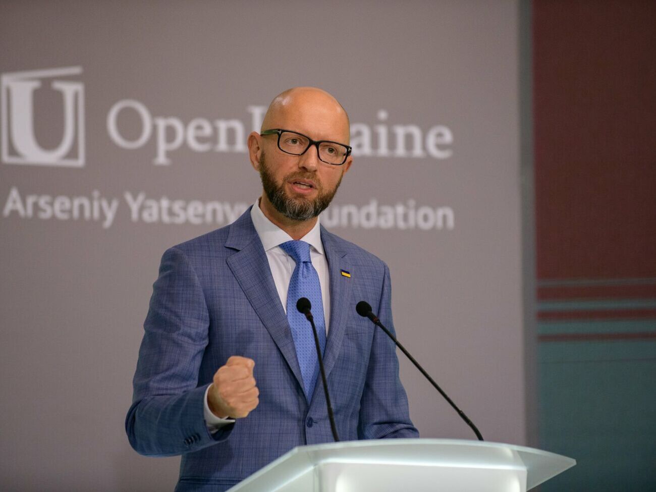 Яценюк: У нас бомблять міста. Російськомовні міста Харків, Маріуполь. У нас бомблять столицю