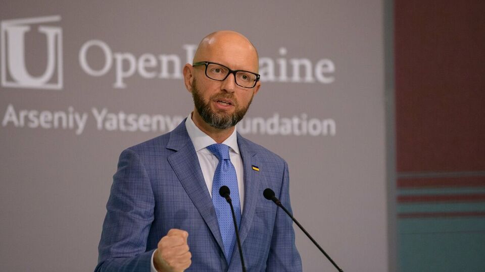 Яценюк: У нас бомблять міста. Російськомовні міста Харків, Маріуполь. У нас бомблять столицю