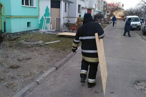 Рятувальники і далі розбирають завали в Баришівці