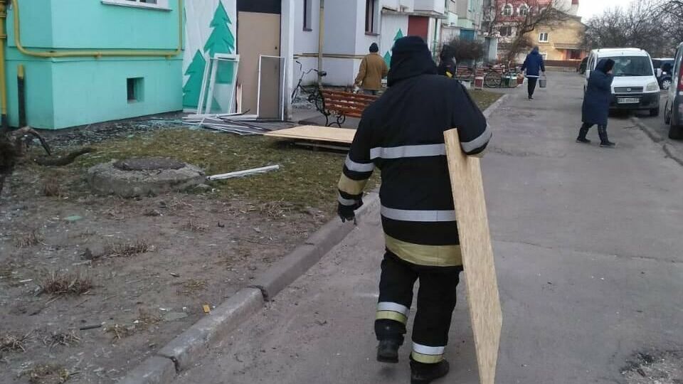 Рятувальники і далі розбирають завали в Баришівці