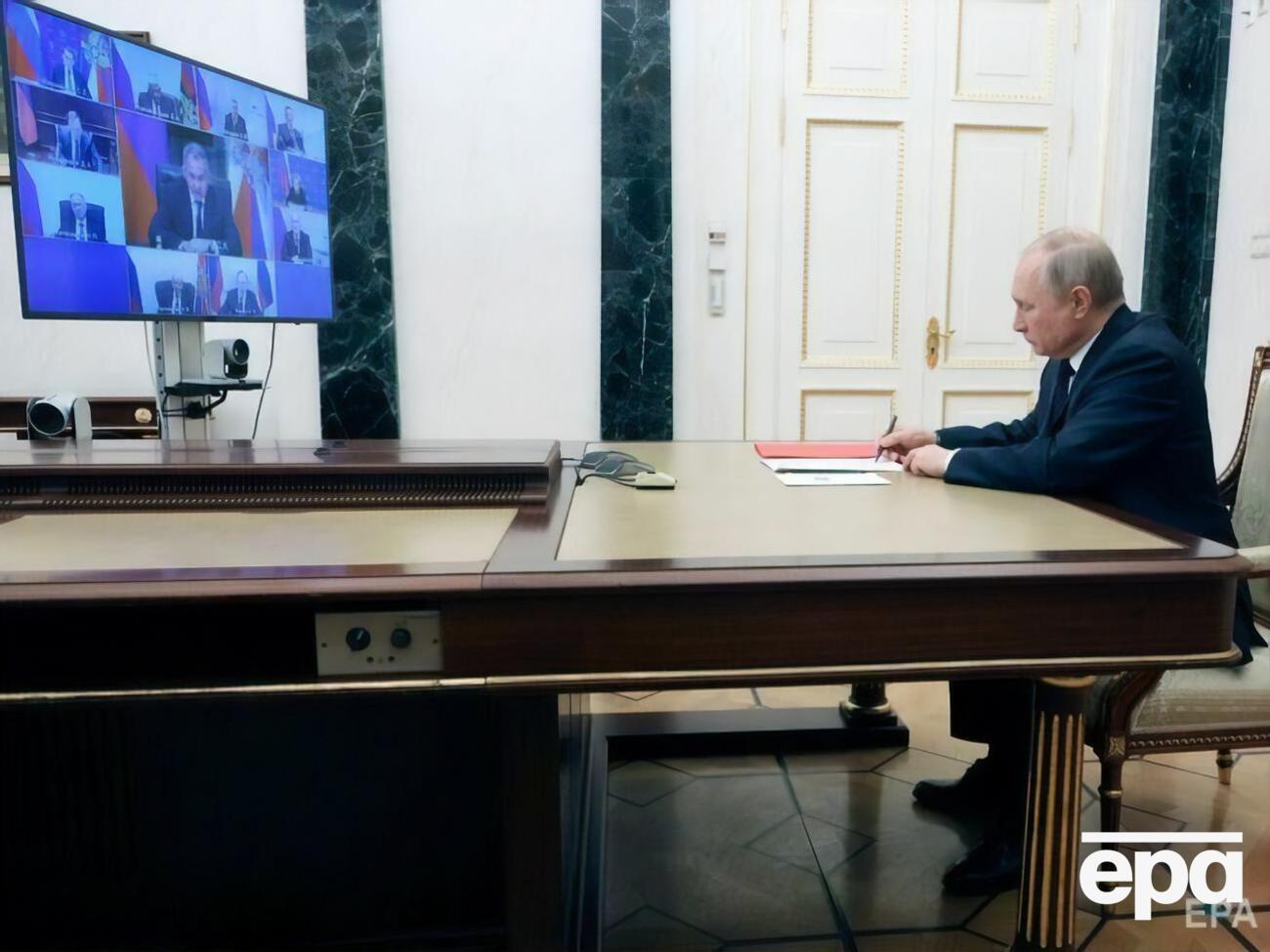 Путин (справа) велел Шойгу (на экране) помочь "добровольцам" добраться "в зону боевых действий"