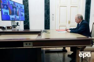 Путін (праворуч) наказав Шойгу (на екрані) допомогти "добровольцям" дістатися "в зону бойових дій"