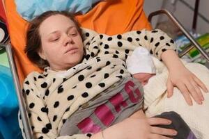 Родственник Марианны сообщил, что она с ребенком находится сейчас в Мариуполе, там не прекращается бомбардировка и нет теплоснабжения
