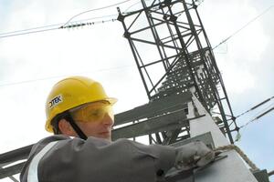 Ситуация затруднена активными боевыми действиями. 30 аварийных бригад непрерывно работают уже 16 суток