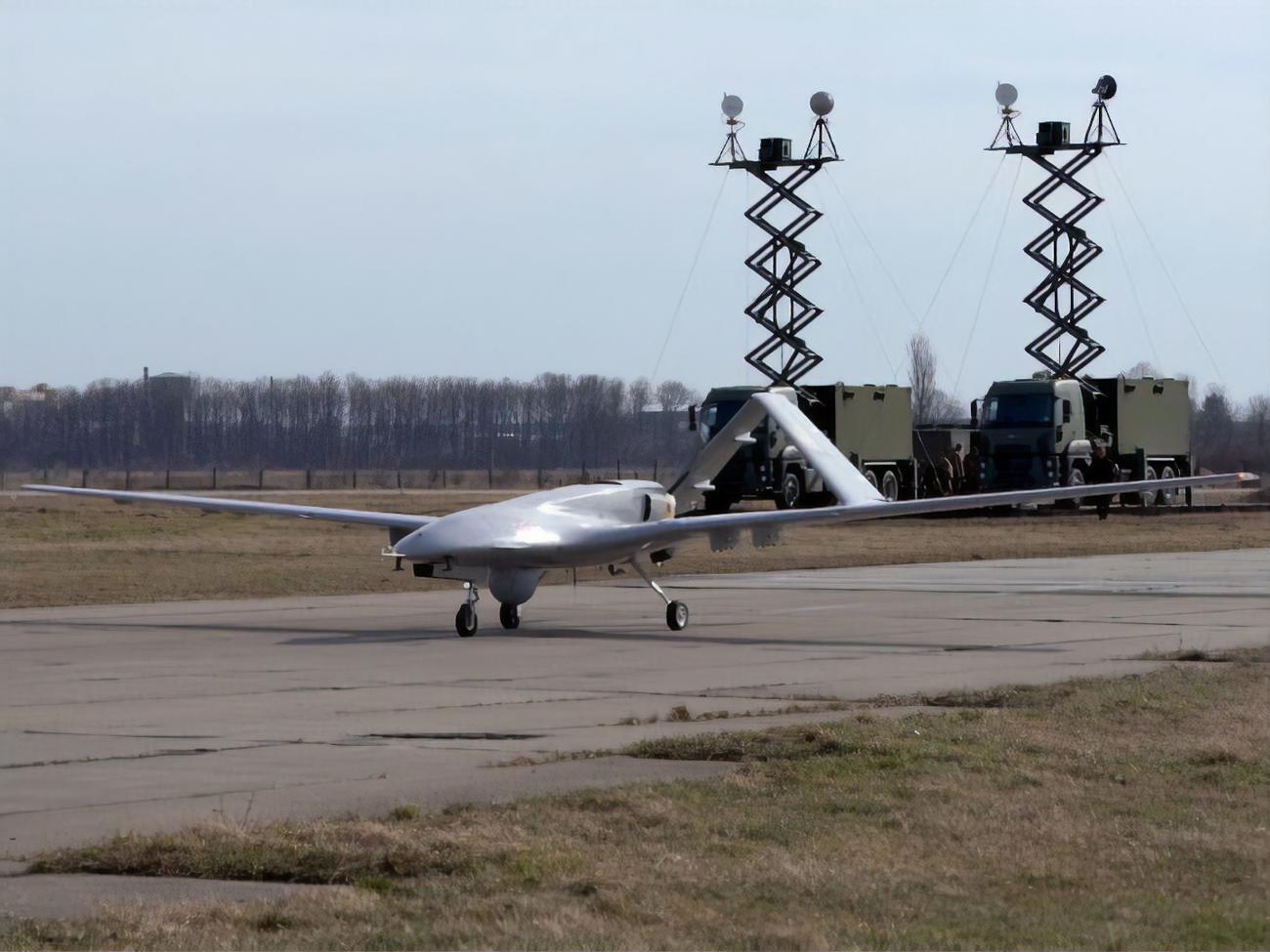 Украинские военные уничтожают технику оккупантов с помощью БПЛА Bayraktar