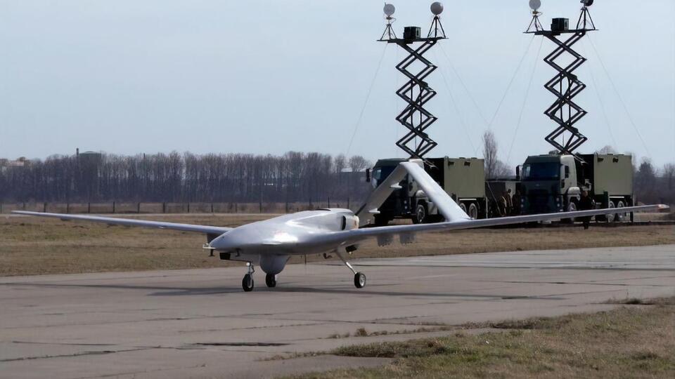 Українські військові знищують техніку окупантів за допомогою БПЛА Bayraktar