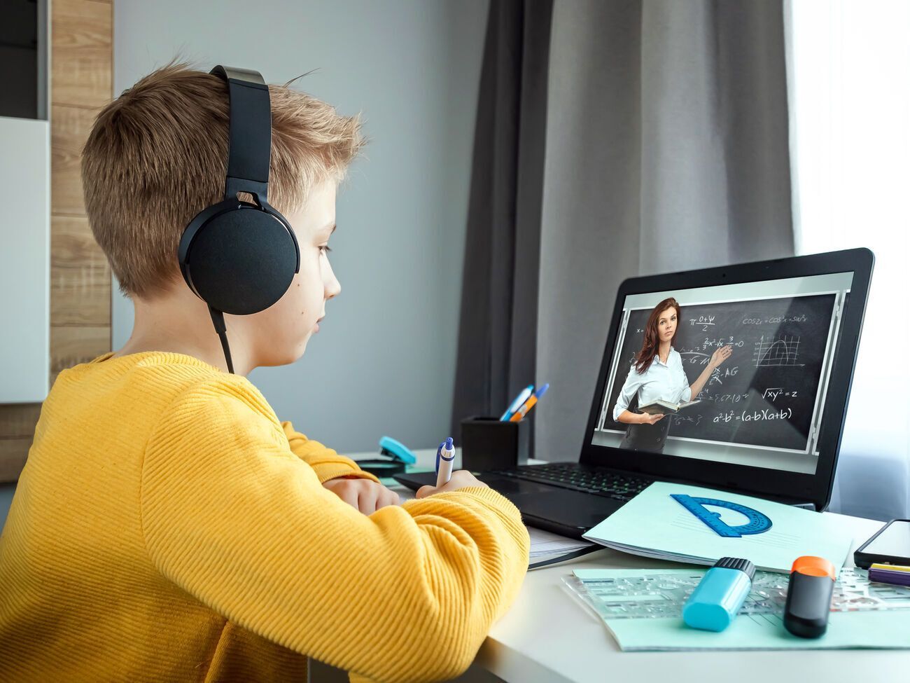 Уроки будут проходить по всеукраинскому онлайн-расписанию и транслироваться на телевидении