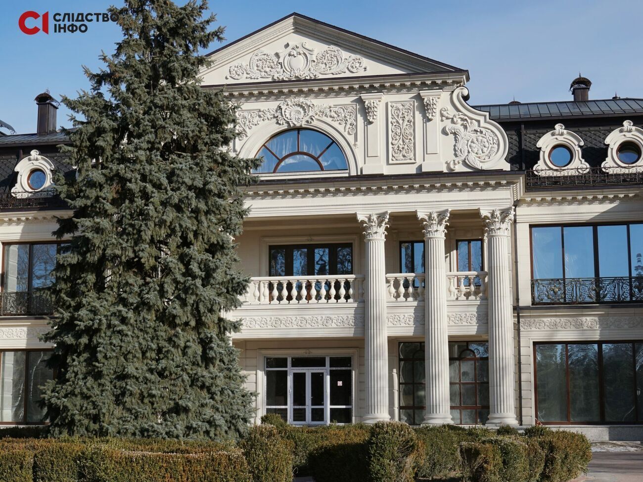 Шубохранилище, иконы и пулемет "Максим" – журналисты попали в дворец Медведчука. Фоторепортаж