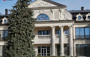 Шубохранилище, иконы и пулемет "Максим" – журналисты попали в дворец Медведчука. Фоторепортаж