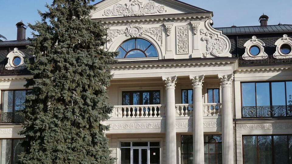 Шубохранилище, иконы и пулемет "Максим" – журналисты попали в дворец Медведчука. Фоторепортаж