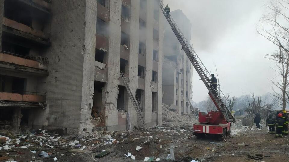 В результате авиаудара произошло разрушение со второго по девятый этаж общежития