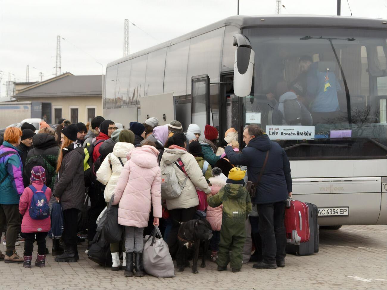 Евакуаційні рейси заплановано у Луганській та Київській областях
