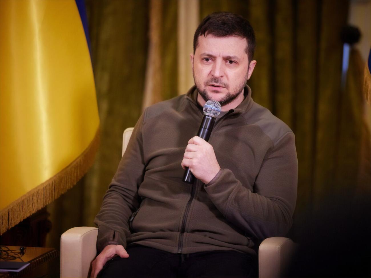 Зеленский (на фото) призывал Путина к прямым переговорам еще 3 марта