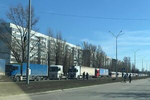 Вантажівки з гуманітарною допомогою та автобуси для евакуації поки що залишаються у Бердянську