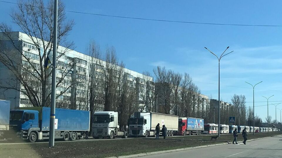 Грузовики с гуманитарной помощью и автобусы для эвакуации пока остаются в Бердянске