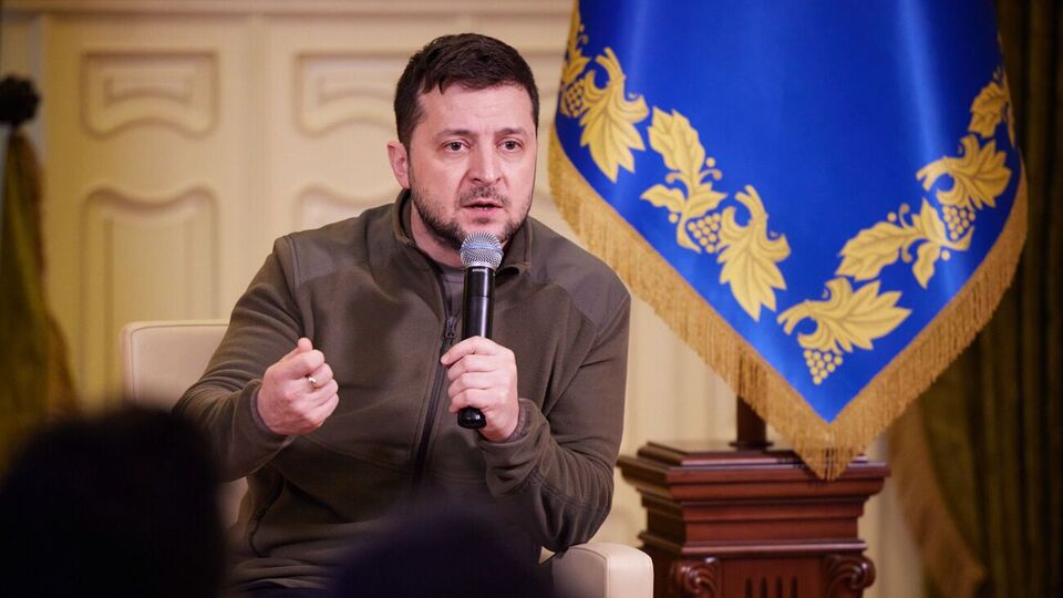 Зеленський (на фото) вважає, що на його зустріч із Путіним люди чекають