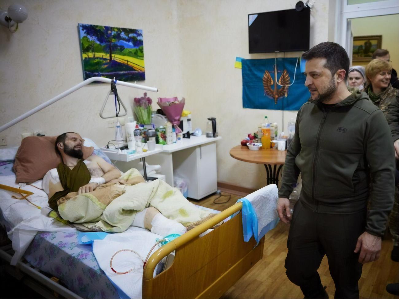 Зеленский побывал в госпитале и общался с ранеными