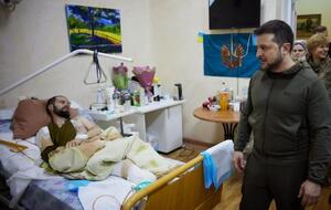 Зеленский побывал в госпитале и общался с ранеными