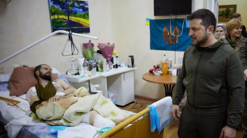 Зеленский побывал в госпитале и общался с ранеными