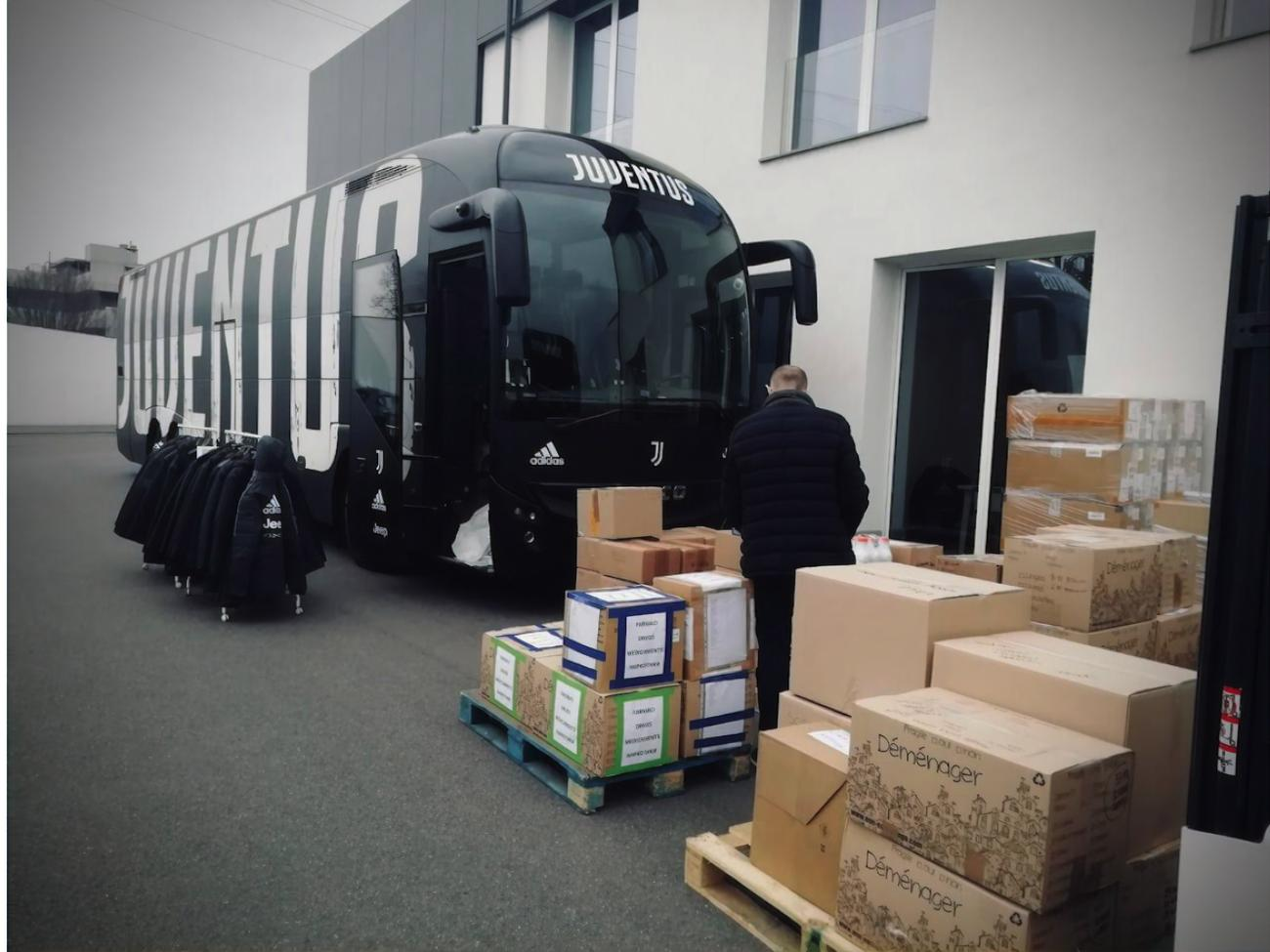 Груз был доставлен клубными автобусами