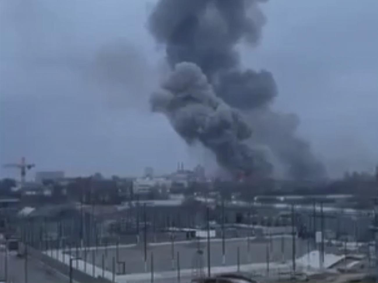 На заводе начался пожар, пишет УНИАН