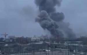 На заводе начался пожар, пишет УНИАН