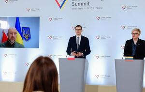 Моравецкий (по центру) призвал полностью заморозить государственные активы РФ