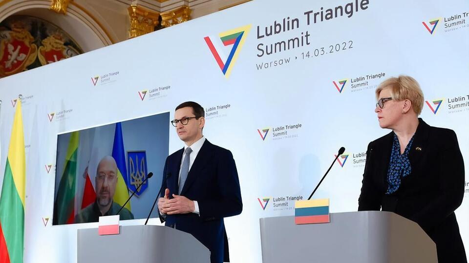 Чрезвычайно важно давать надежду на будущее украинского народа, отметил Моравецкий (слева)