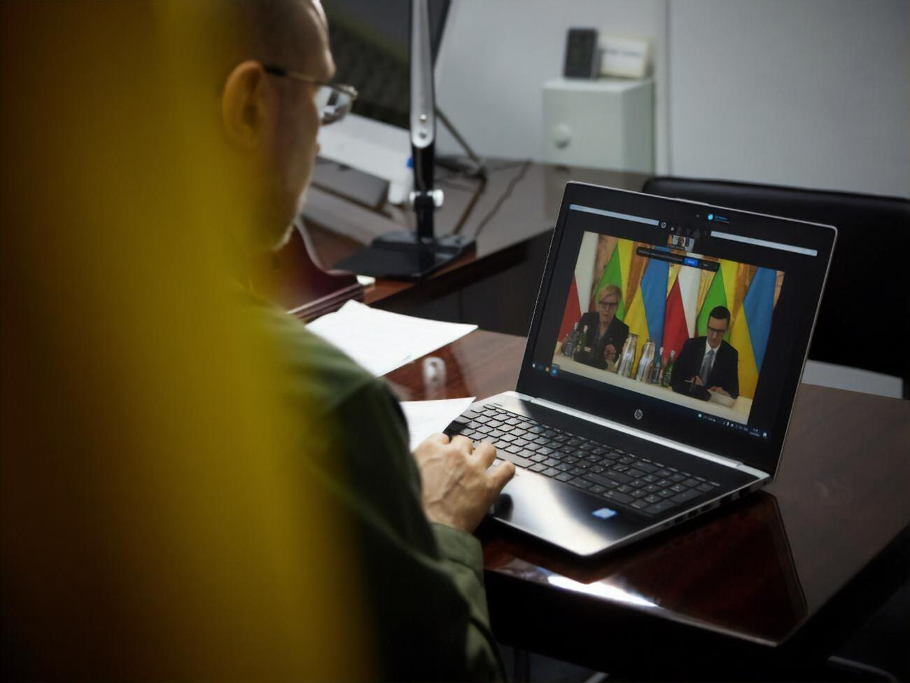 Шимоните и Моравецкий (на экране) на встрече в Варшаве присутствовали лично, Шмыгаль &ndash; в режиме онлайн