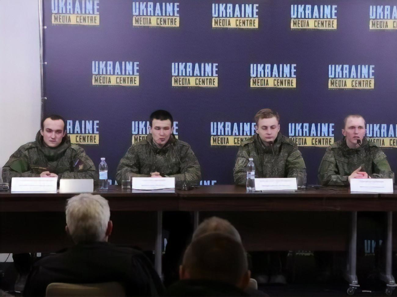 По словам срочников, они не знали о планах командования, а их задачей было "ехать в колонне"