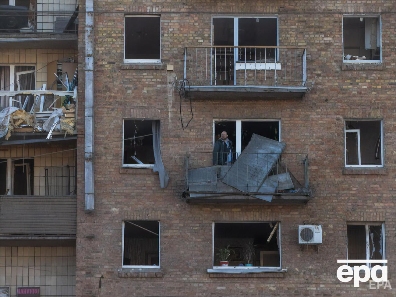 Двое погибших, 16 раненых, поврежденные дома, сожженный транспорт. Последствия обстрела Киева. Фоторепортаж