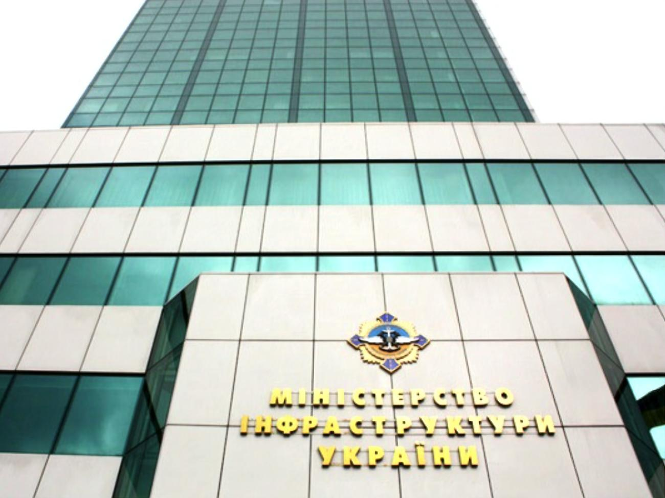 Украина требует остановить морское сообщение с портами РФ, а также обслуживание российских судов в иностранных портах, подчеркнули в Мининфраструктуры