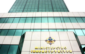 Украина требует остановить морское сообщение с портами РФ, а также обслуживание российских судов в иностранных портах, подчеркнули в Мининфраструктуры