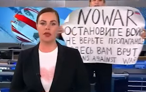 На плакате активистки были призывы остановить войну в Украине