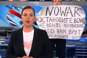 На плакате активистки были призывы остановить войну в Украине