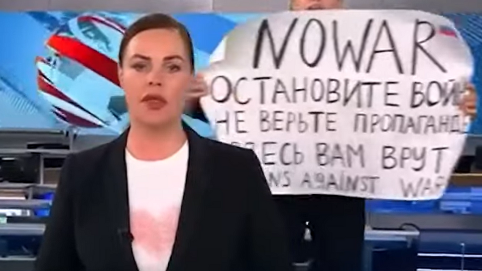 На плакате активистки были призывы остановить войну в Украине