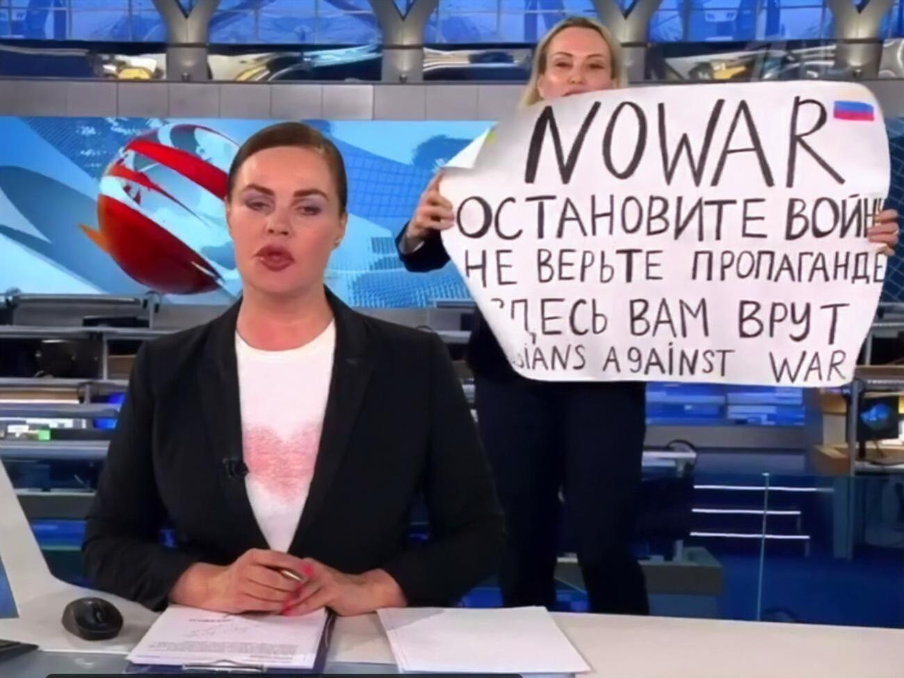 Овсянникова держала плакат и повторяла: "Остановите войну. Нет войне"
