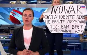 Овсянникова держала плакат и повторяла: "Остановите войну. Нет войне"