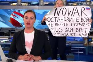 Овсянникова держала плакат и повторяла: "Остановите войну. Нет войне"