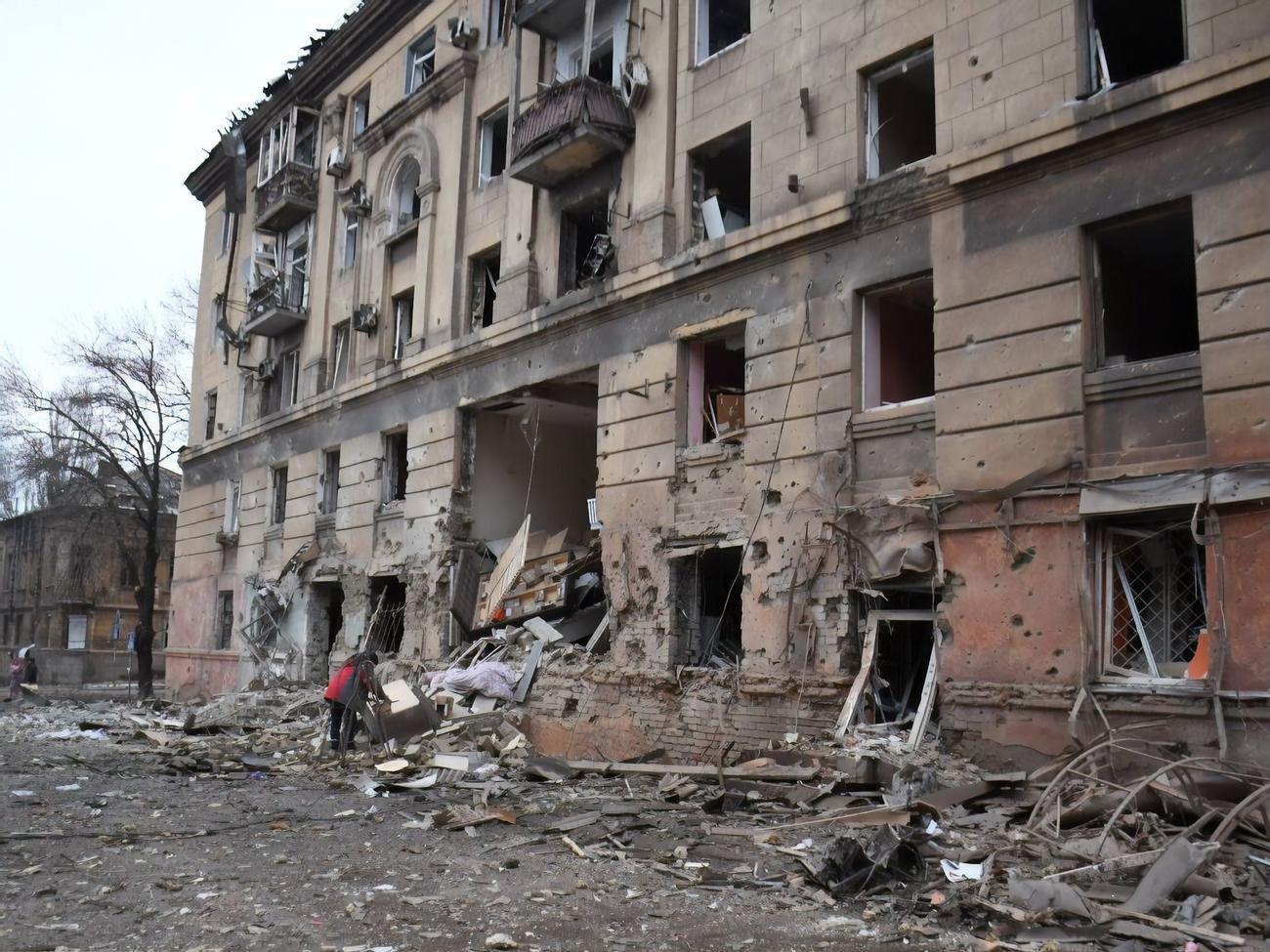 По оценкам властей, в Мариуполе остается около 350 тыс. человек