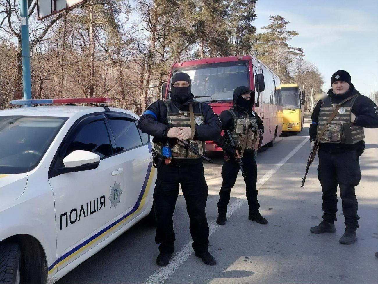 Полиция обеспечивает эвакуацию украинцев из населенных пунктов под Киевом