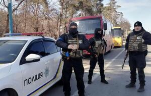 Полиция обеспечивает эвакуацию украинцев из населенных пунктов под Киевом