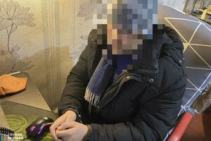 По данным СБУ, за один день через задержанного хакера проходило до тысячи звонков, значительная часть которых – от высшего руководства оккупантской армии