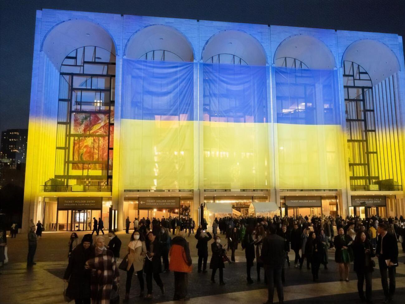 Перед концертом будівлю Metropolitan Opera прикрасили українськими прапорами