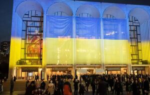 Перед концертом здание Метрополитен-оперы украсили украинскими флагами