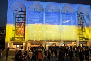 Перед концертом будівлю Metropolitan Opera прикрасили українськими прапорами